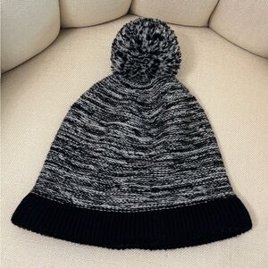 Lululemon beanie hat with ball top